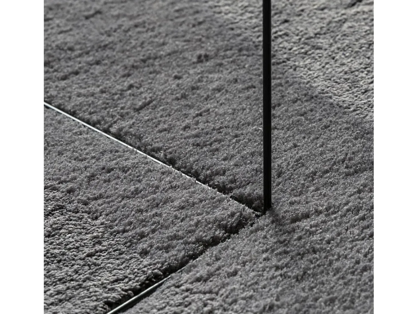 Alfombra HUARTE de pelo corto suave y lavable en color antracita 80x200cm
