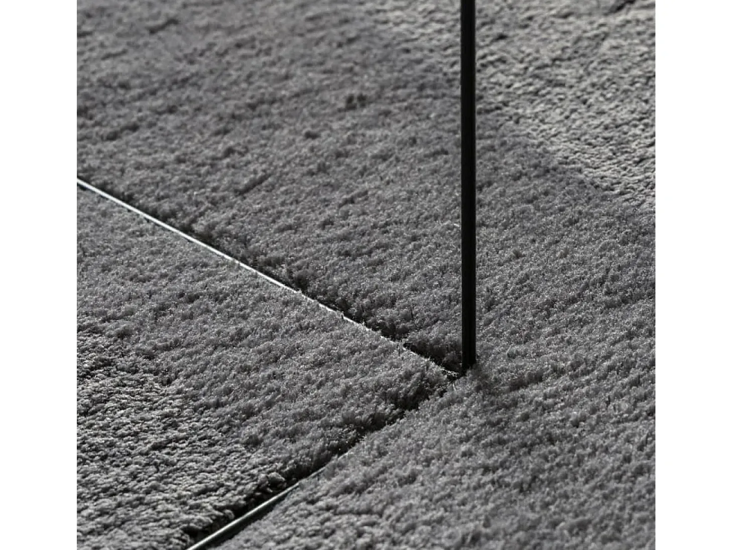 Alfombra HUARTE de pelo corto suave y lavable en color antracita 60x110cm