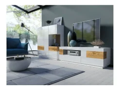 Aparador alto KILES de tres puertas. Colores blanco y roble. Estilo de diseño.