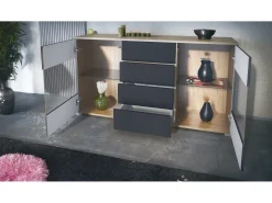 Aparador Bari V1 – Mueble con 2 Puertas Grandes y 4 Cajones, Roble Evoke/blanco de alto brillo (138,5 x 75,5 x 35)