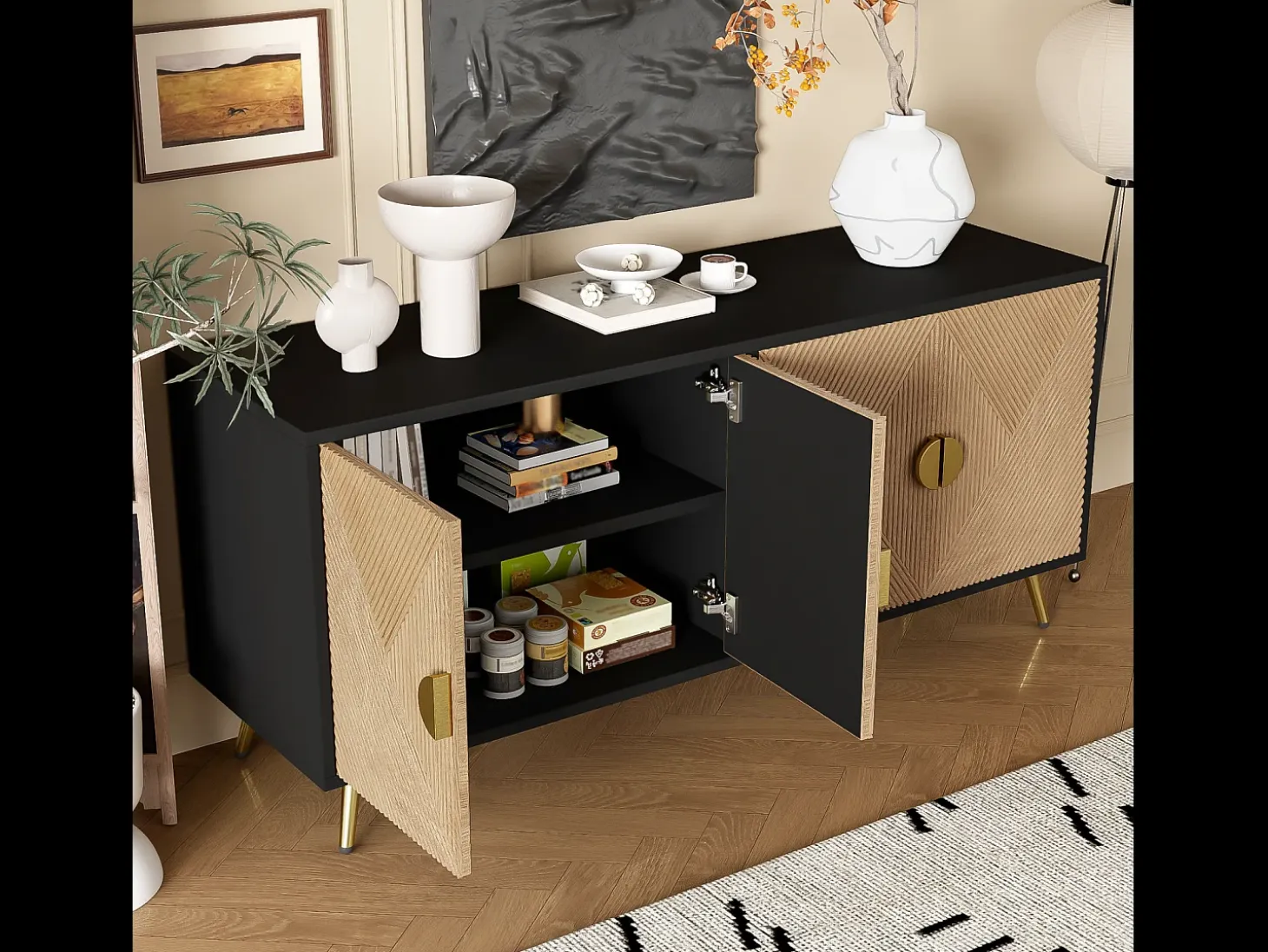 Aparador de salón con 4 puertas, tiradores dorados cepillados y patas de mesa brillantes, color negro.