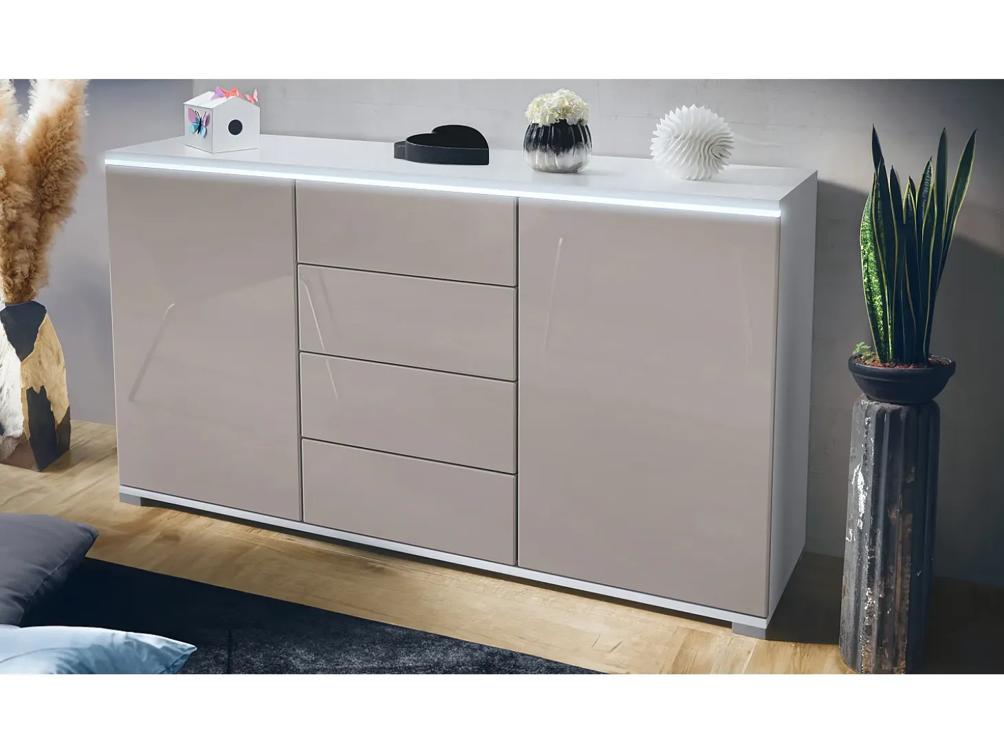 Aparador Faro V1 – Mueble con 2 Puertas y 4 Cajones, Armario con Tira de Luz LED, blanco mate / gris arena de alto brillo (138,5 x 75,5 x 35)