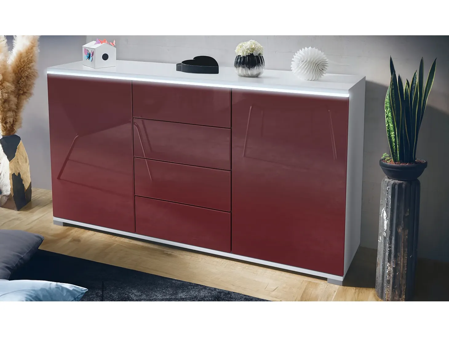 Aparador Faro V1 – Mueble con 2 Puertas y 4 Cajones, Armario con Tira de Luz LED, blanco mate / burdeos de alto brillo (138,5 x 75,5 x 35)
