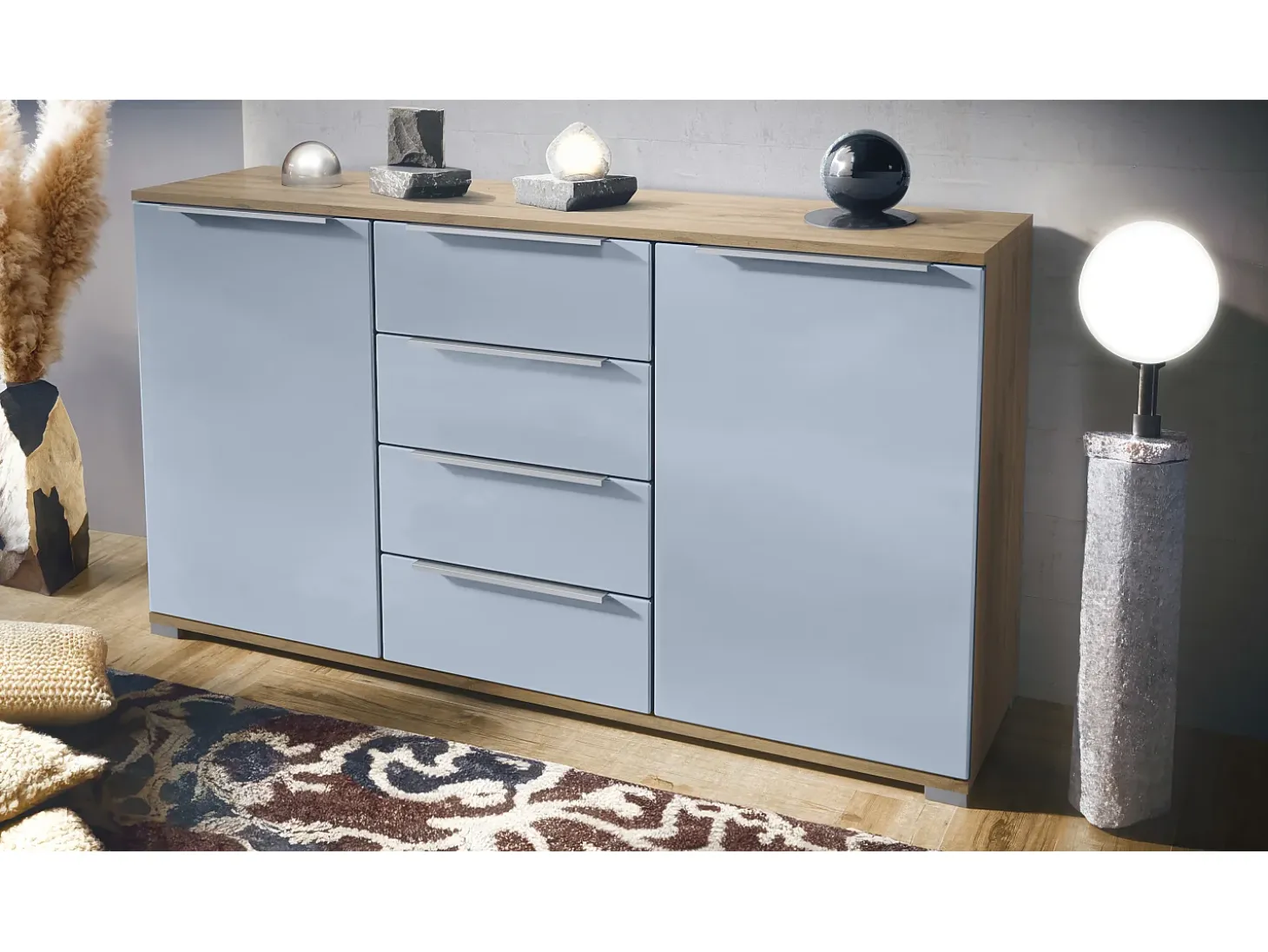 Aparador Linio V1, Mueble con 2 puertas y 4 cajones, Roble Evoke / mezclilla mate (138,5 x 75,5 x 35 cm)