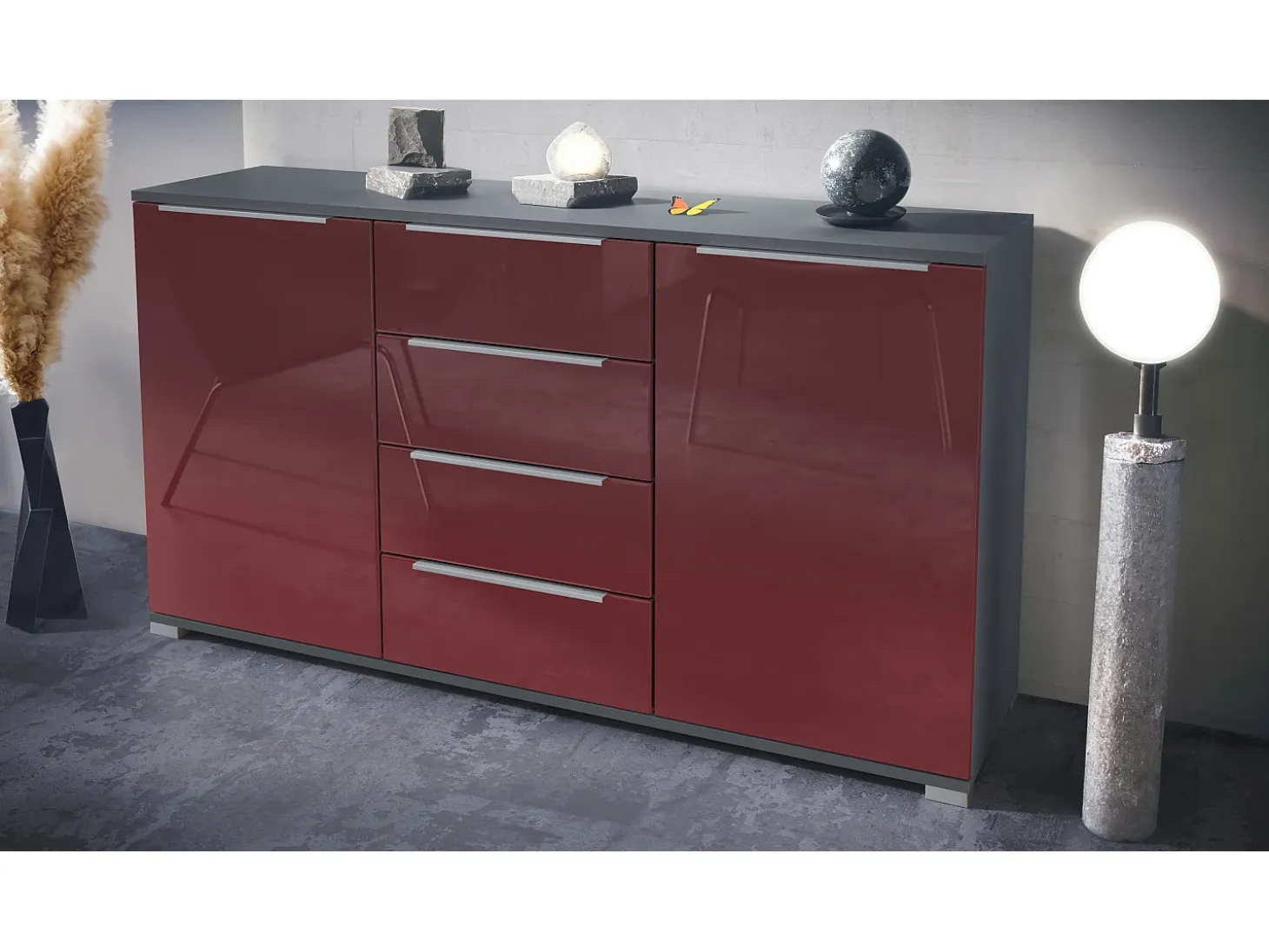 Aparador Linio V1, Mueble con 2 puertas y 4 cajones, antracita mate / burdeos de alto brillo (138,5 x 75,5 x 35 cm)