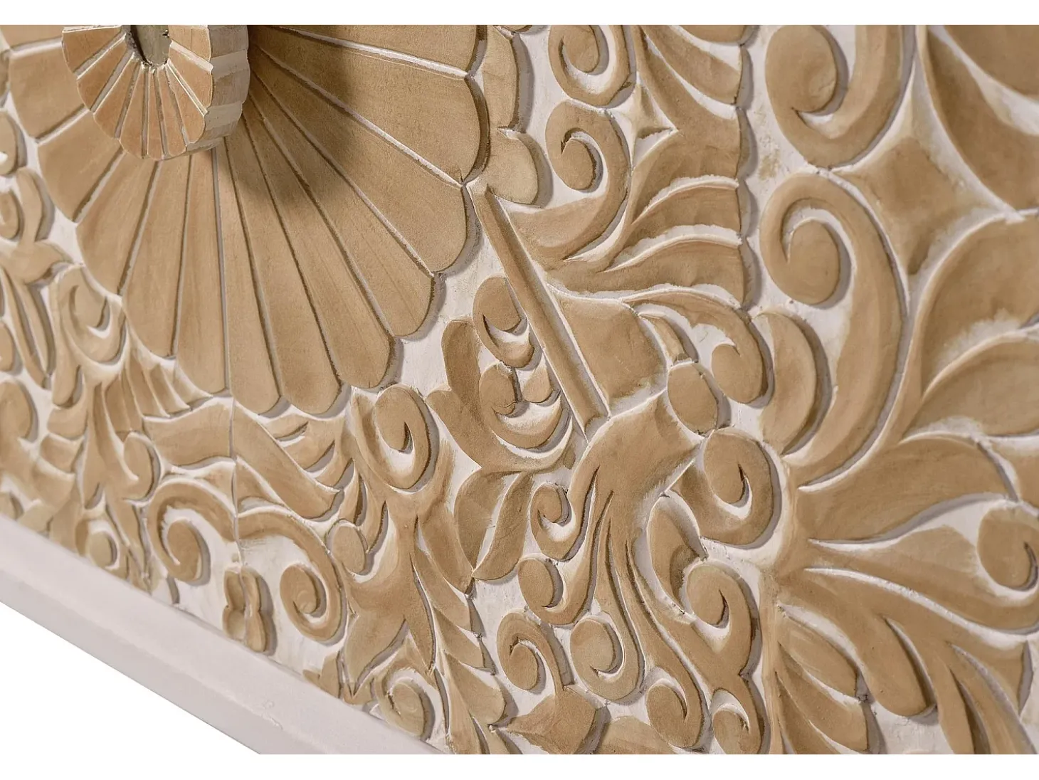 Aparador madera de mango blanco y detalles en dorado