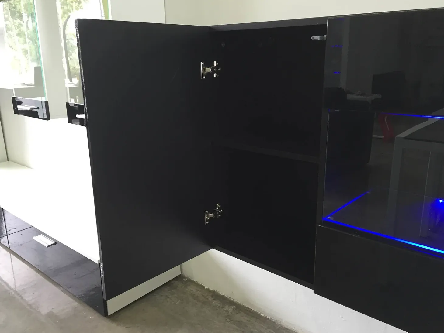 Aparador para Salón comedor en Blanco y Negro con LED 120x40x70cm Nora A2