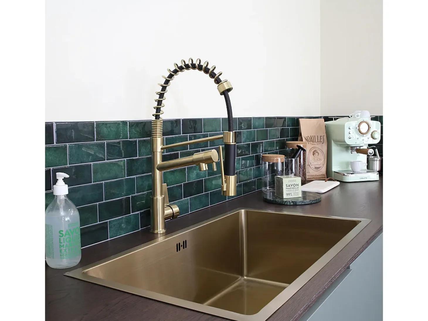 Big Hotto Mezclador para fregadero con ducha móvil en oro cepillado Essebagno