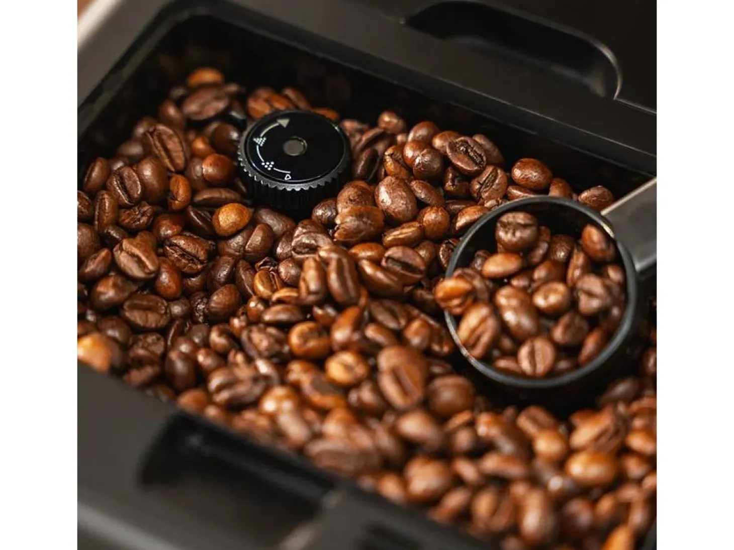 Cafetera superautomática Cecotec Cremmaet Latte Touch 19 bares con tanque de leche negro