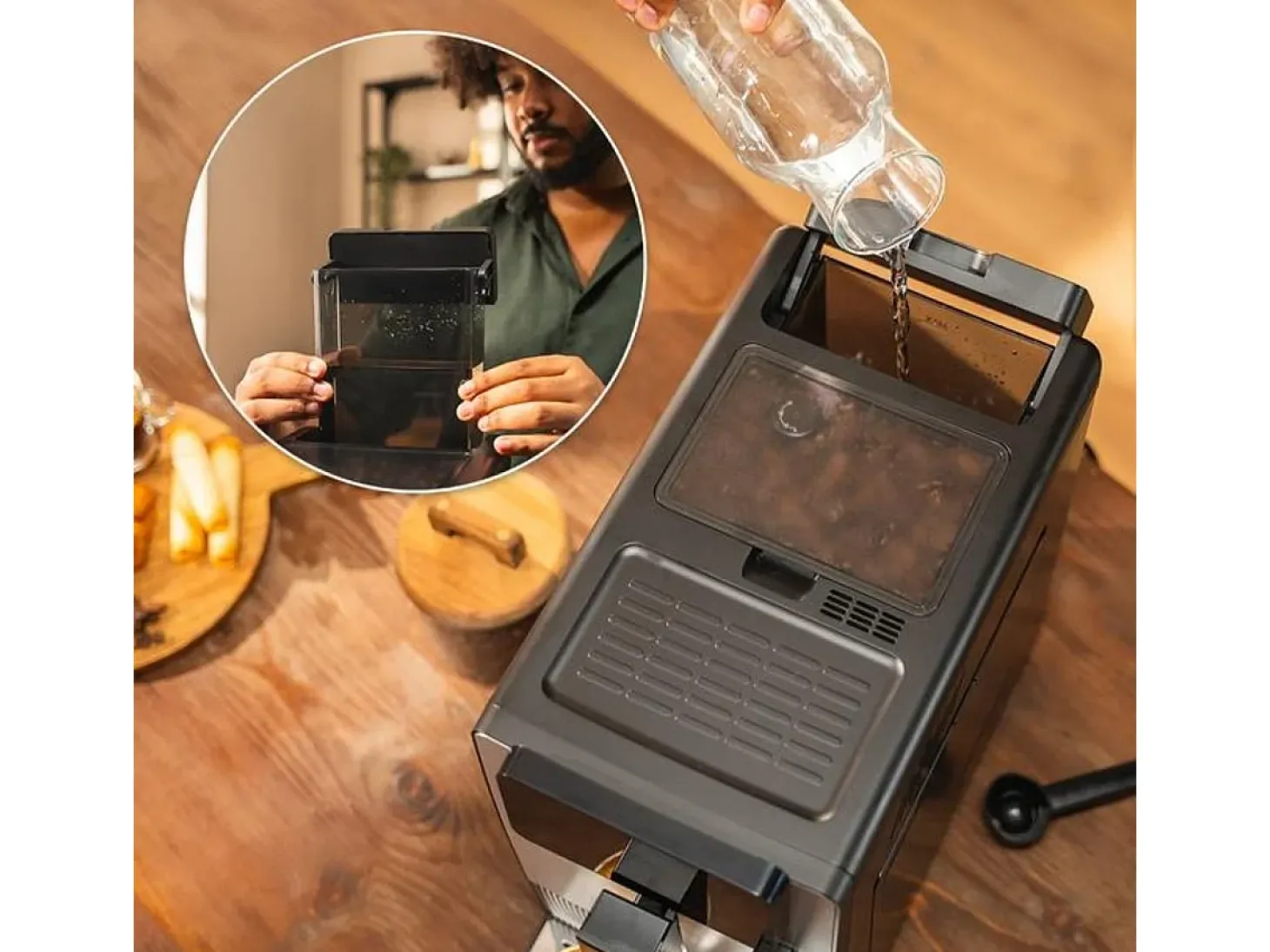 Cafetera superautomática Cecotec Cremmaet Latte Touch 19 bares con tanque de leche negro