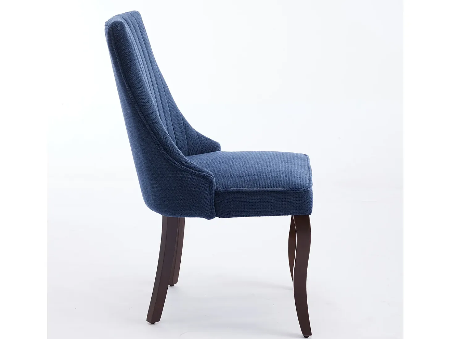 Conjunto de 2 sillas azules con patas de madera curvadas y respaldo alto.
