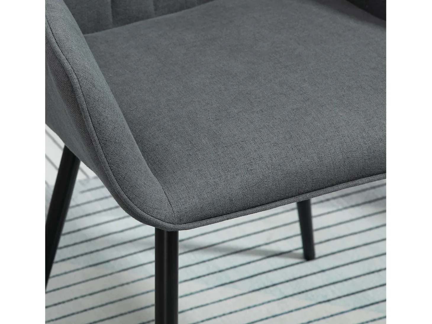 Conjunto de 2 sillas con reposabrazos en lino gris, patas de metal negro.