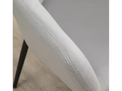 Conjunto de 2 sillas con reposabrazos en terciopelo gris claro, patas de metal negro.