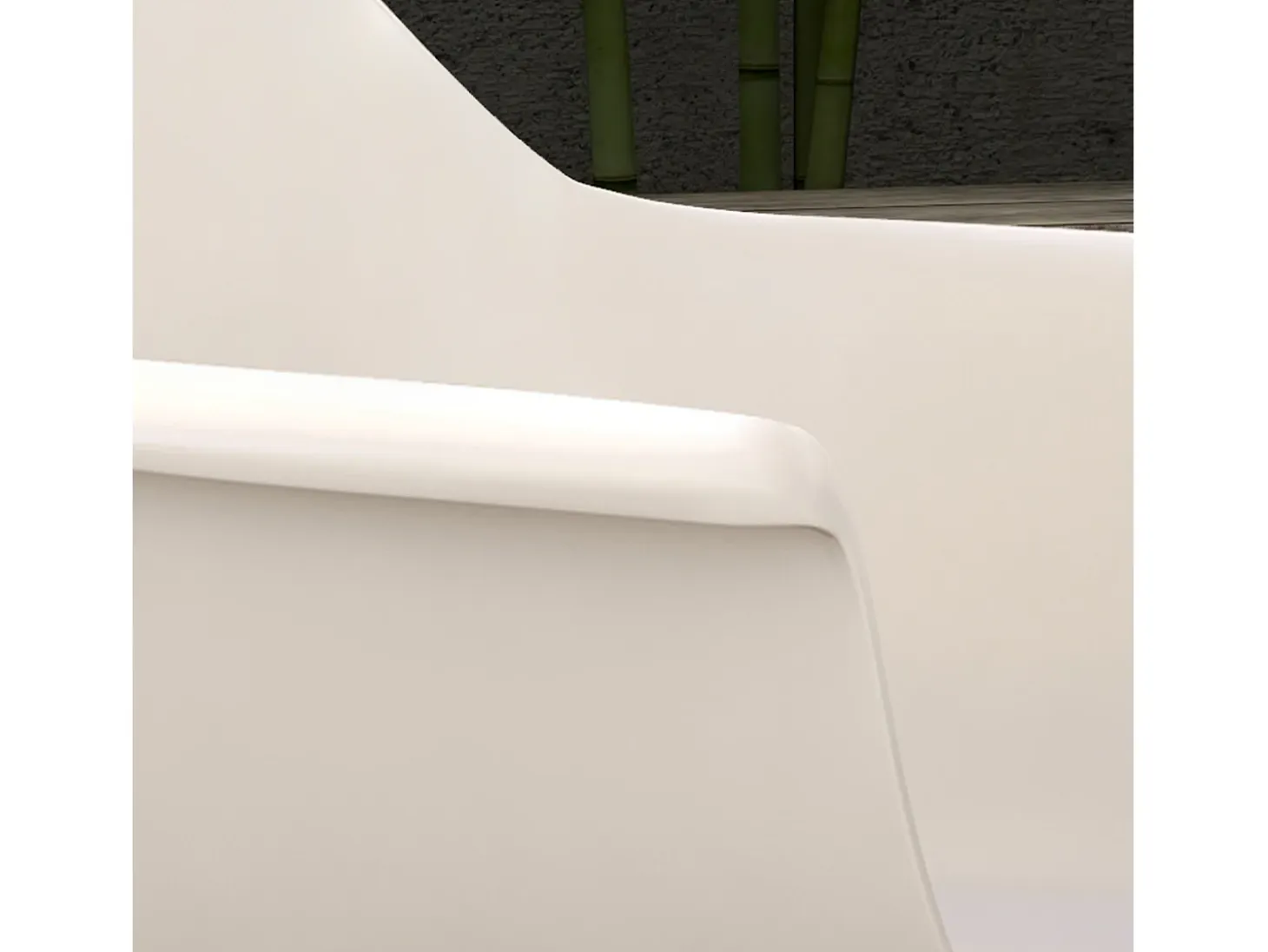Conjunto de 4 sillas de jardín de plástico con estructura de metal, color beige.