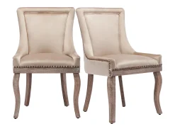Conjunto de 2 sillas de terciopelo beige con patas de madera curvadas y remaches dorados.