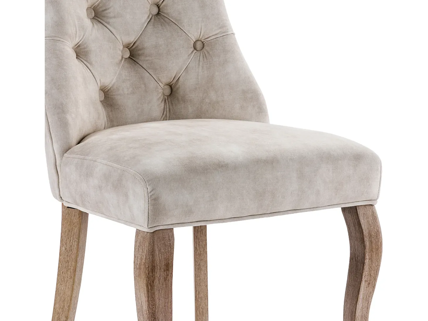 Conjunto de 6 sillas de terciopelo beige claro con patas de madera curvadas y botones decorativos.