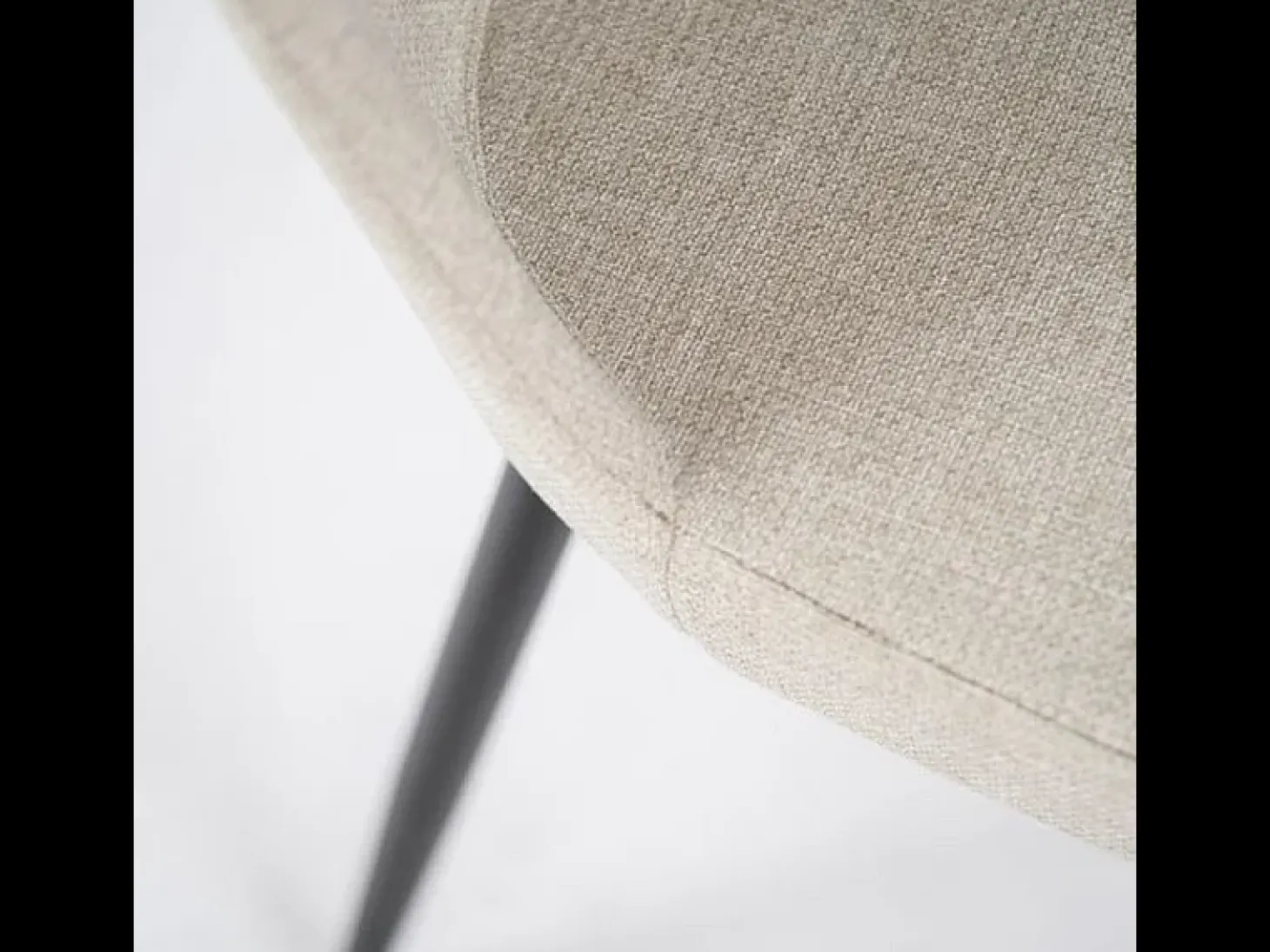 Conjunto de 4 sillas modernas en tejido beige "Giglio" con patas de metal pintado, 46x55 cm, alto 85 cm.