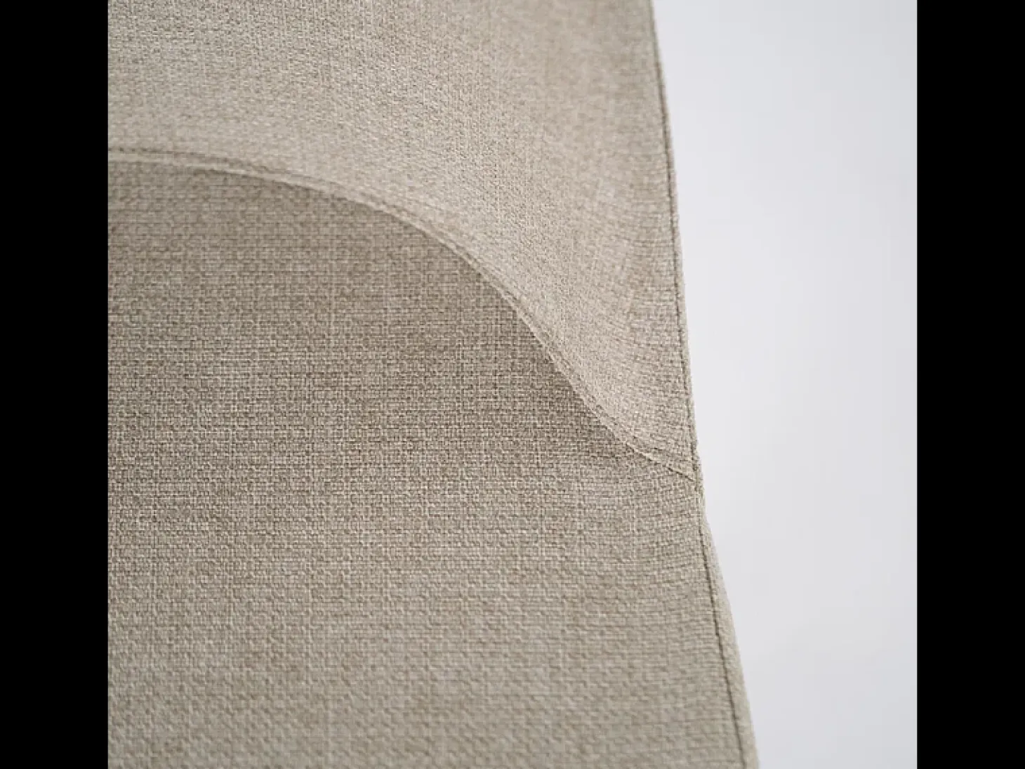 Conjunto de 4 sillas modernas en tejido beige "Giglio" con patas de metal pintado, 46x55 cm, alto 85 cm.