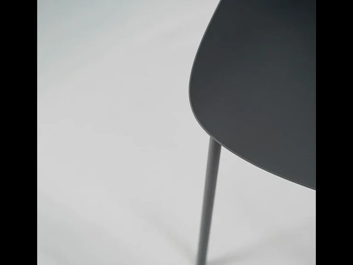 Conjunto de 4 sillas modernas de polipropileno gris "Azzurra" con estructura de metal pintado para salón.