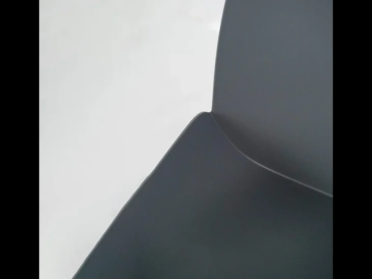 Conjunto de 4 sillas modernas de polipropileno gris "Azzurra" con estructura de metal pintado para salón.
