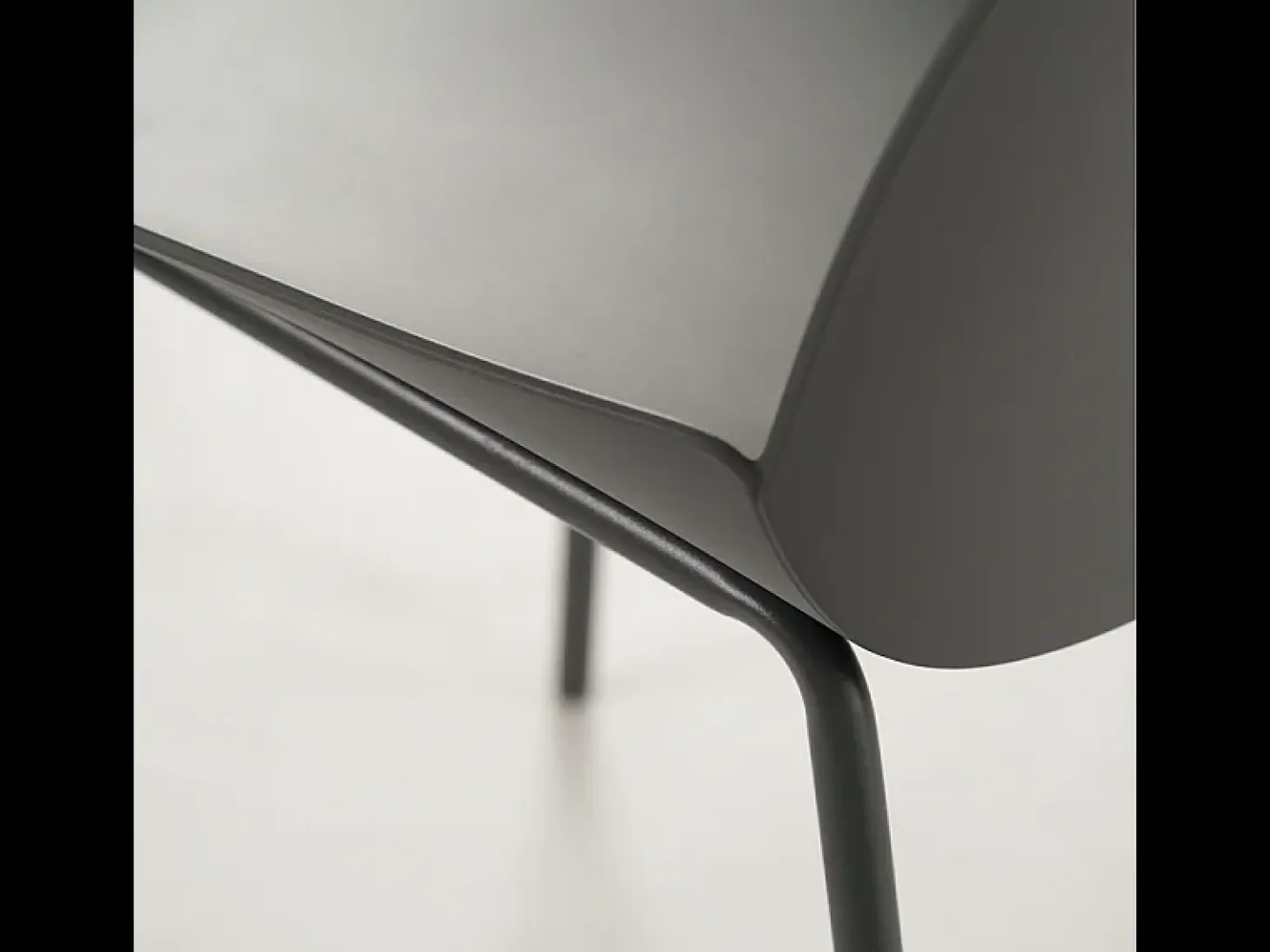 Conjunto de 4 sillas modernas de polipropileno gris "Azzurra" con estructura de metal pintado para salón.