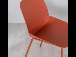 Conjunto de 4 sillas modernas en polipropileno naranja "Azzurra" con estructura de metal pintado para salón.