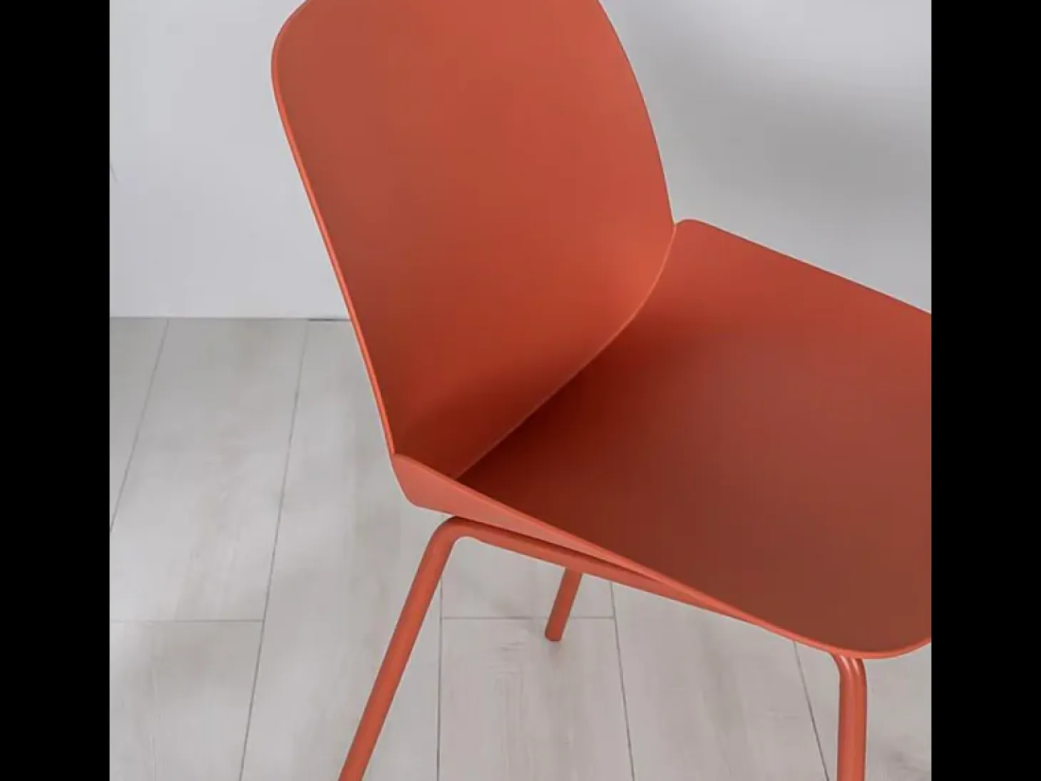 Conjunto de 4 sillas modernas en polipropileno naranja "Azzurra" con estructura de metal pintado para salón.