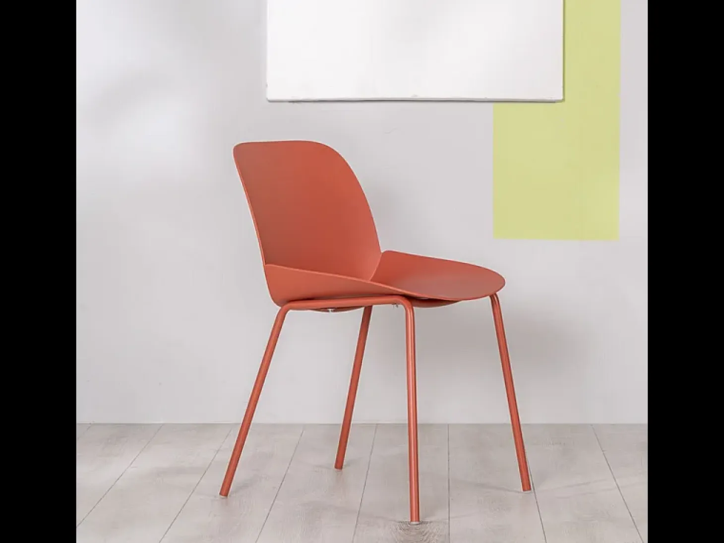 Conjunto de 4 sillas modernas en polipropileno naranja "Azzurra" con estructura de metal pintado para salón.