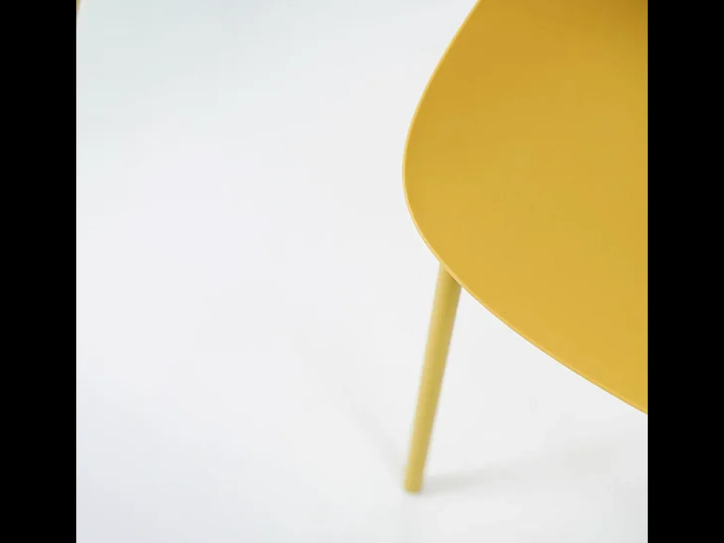 Conjunto de 4 sillas modernas "Azzurra" de polipropileno amarillo con estructura de metal pintado para salón.