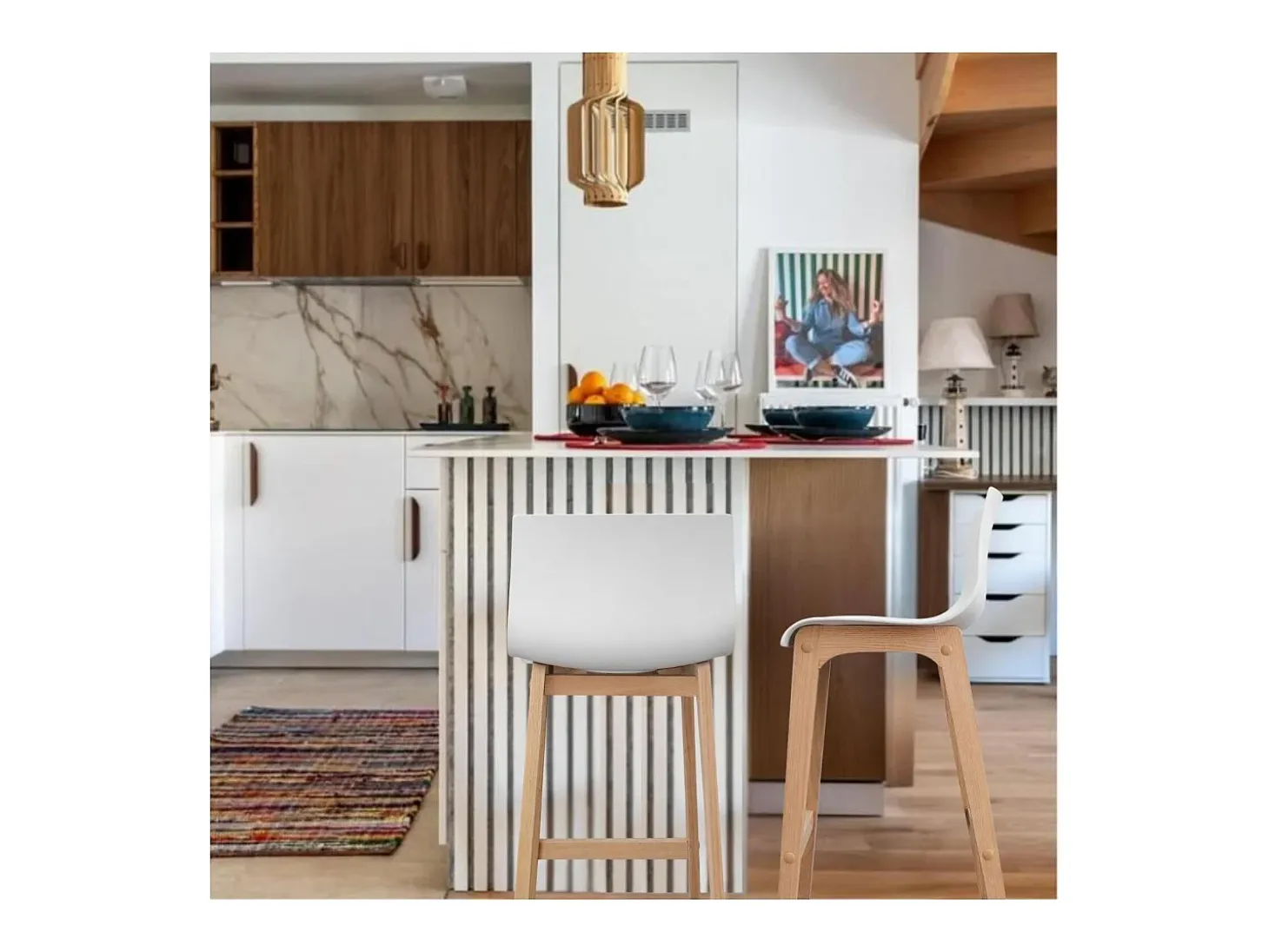 Conjunto de taburetes de bar TANNA de roble de 75 cm con asiento de plástico blanco