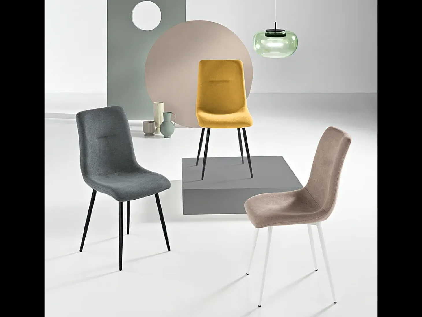 Juego de 2 sillas amarillas "Nymara" con estructura negra cm 45x59 90h