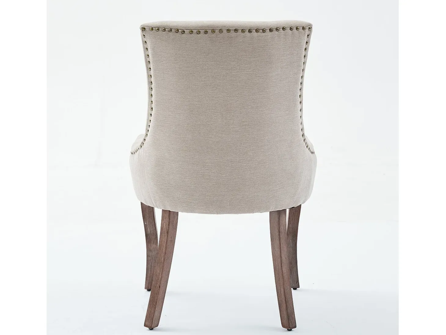 Juego de 2 sillas beige con patas de madera curvadas y ribete de tachuelas.