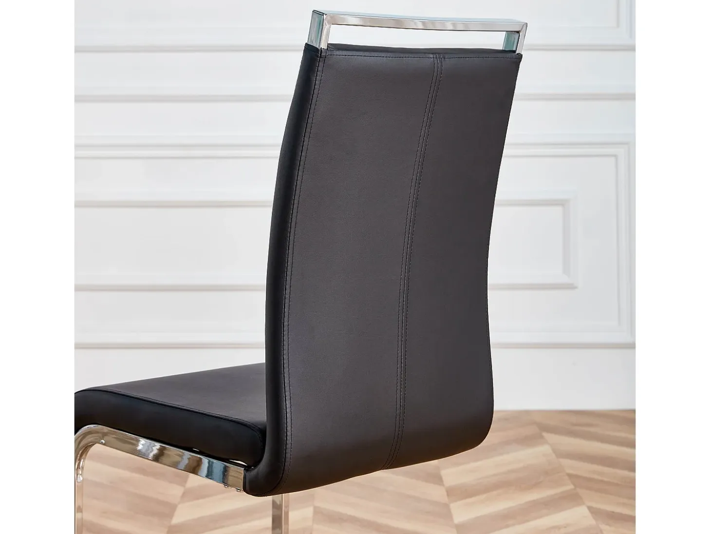 Juego de 4 sillas cantilever de PU negro con estructura de metal plateado