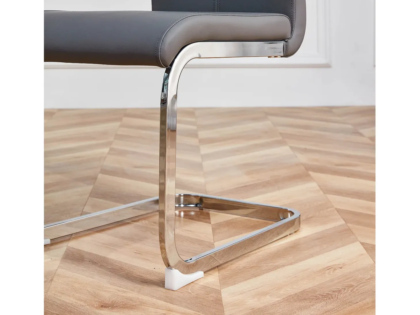Juego de 4 sillas cantilever de PU gris con estructura de metal plateado
