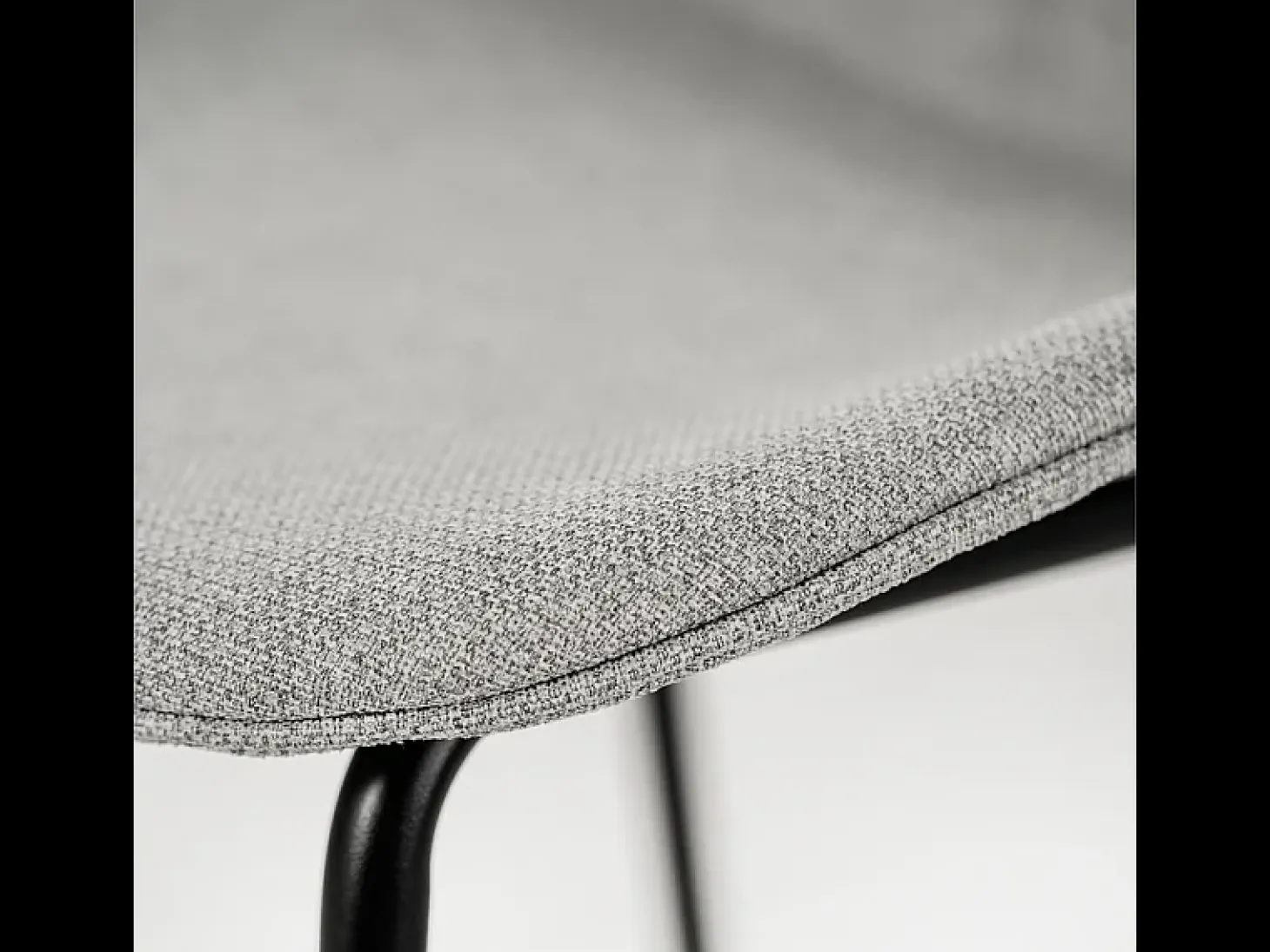 Juego de 4 sillas de comedor "Sami" de tela gris claro con elegantes patas modernas de metal pintado.
