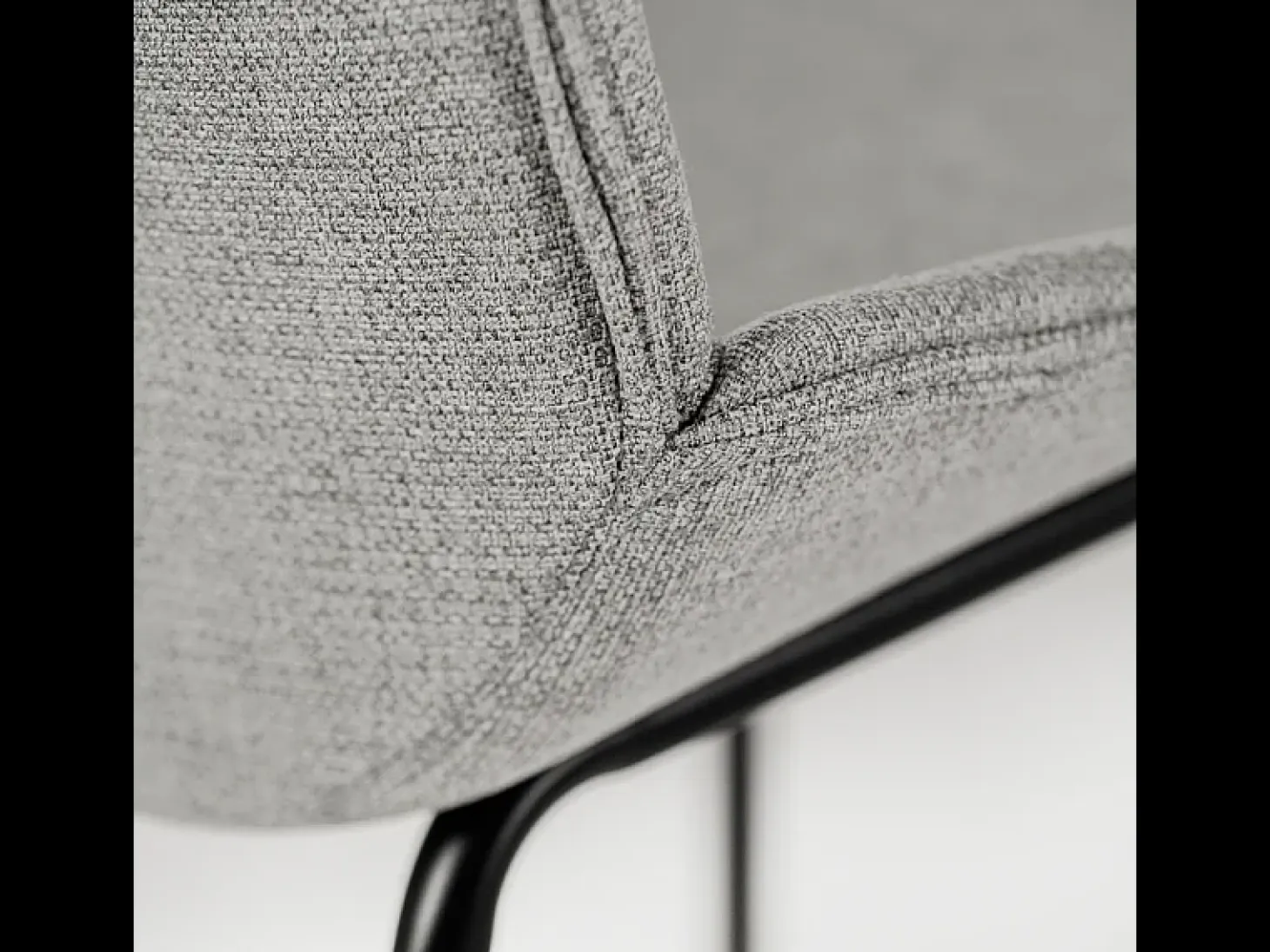 Juego de 4 sillas de comedor "Sami" de tela gris claro con elegantes patas modernas de metal pintado.