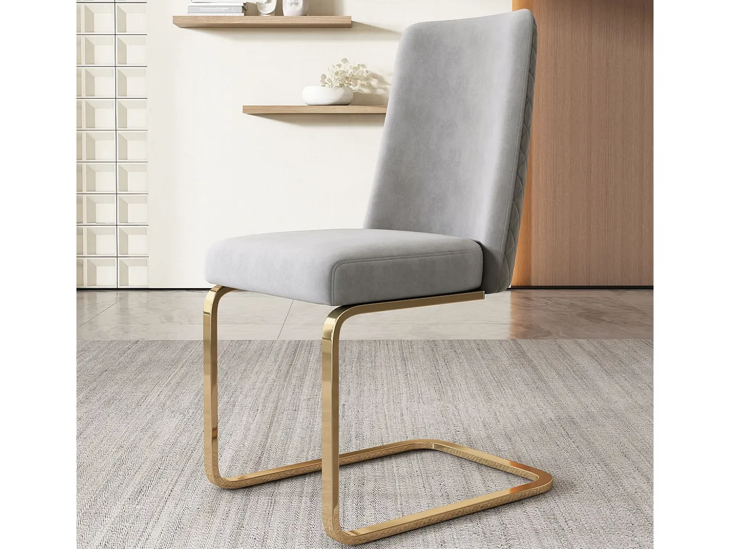 Juego de 4 sillas de comedor en terciopelo gris con respaldo tapizado y patas doradas.