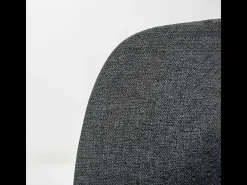 Juego de 4 sillas de comedor "Sami" de tela gris oscuro con elegantes patas modernas de metal pintado.
