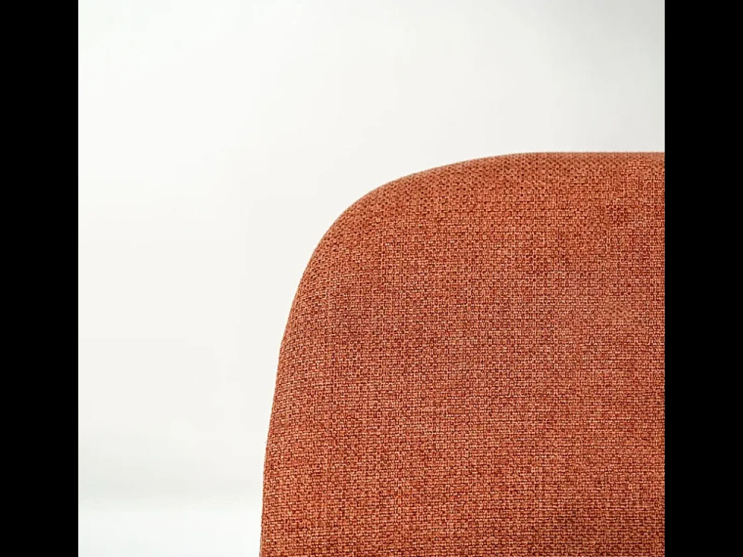 Juego de 4 sillas de comedor "Sami" de tela color óxido con elegantes patas modernas de metal pintado.