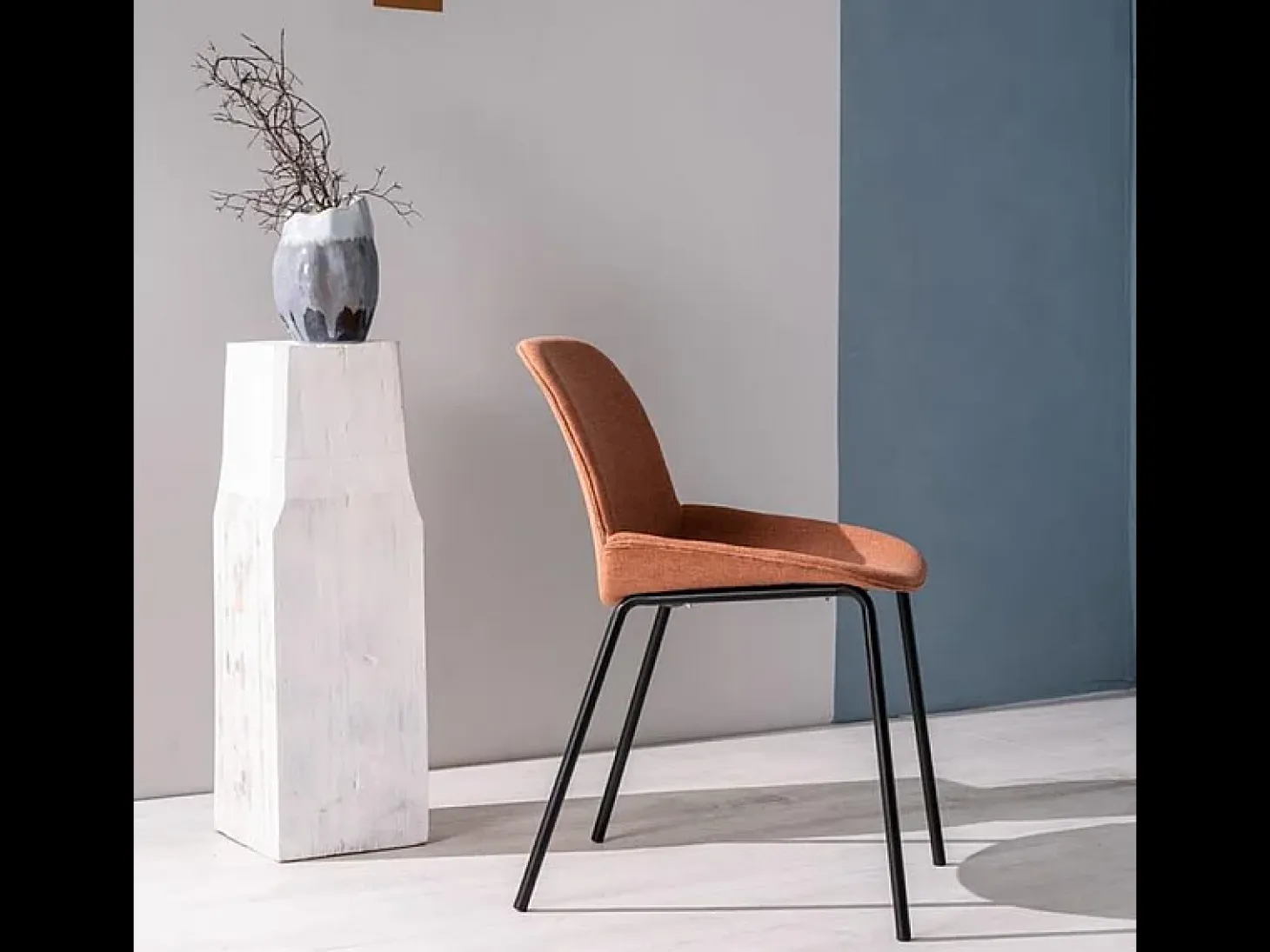 Juego de 4 sillas de comedor "Sami" de tela color óxido con elegantes patas modernas de metal pintado.