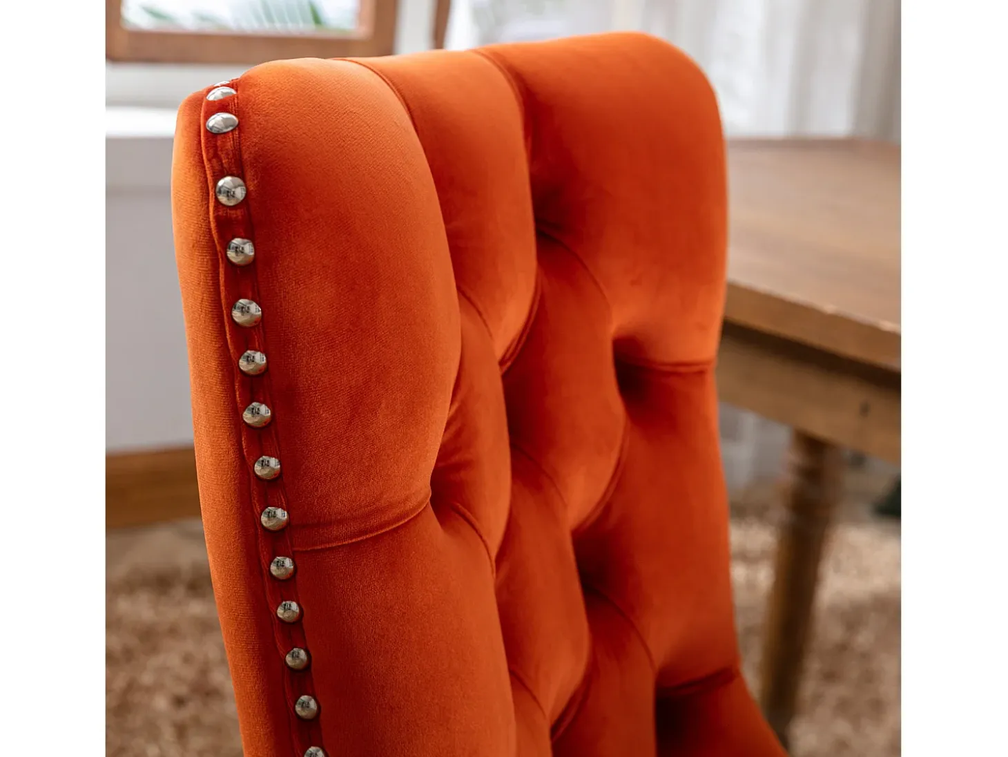Juego de 2 sillas de terciopelo - Patas de madera y clavos decorativos - Color naranja