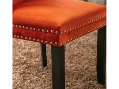 Juego de 2 sillas de terciopelo - Patas de madera y clavos decorativos - Color naranja