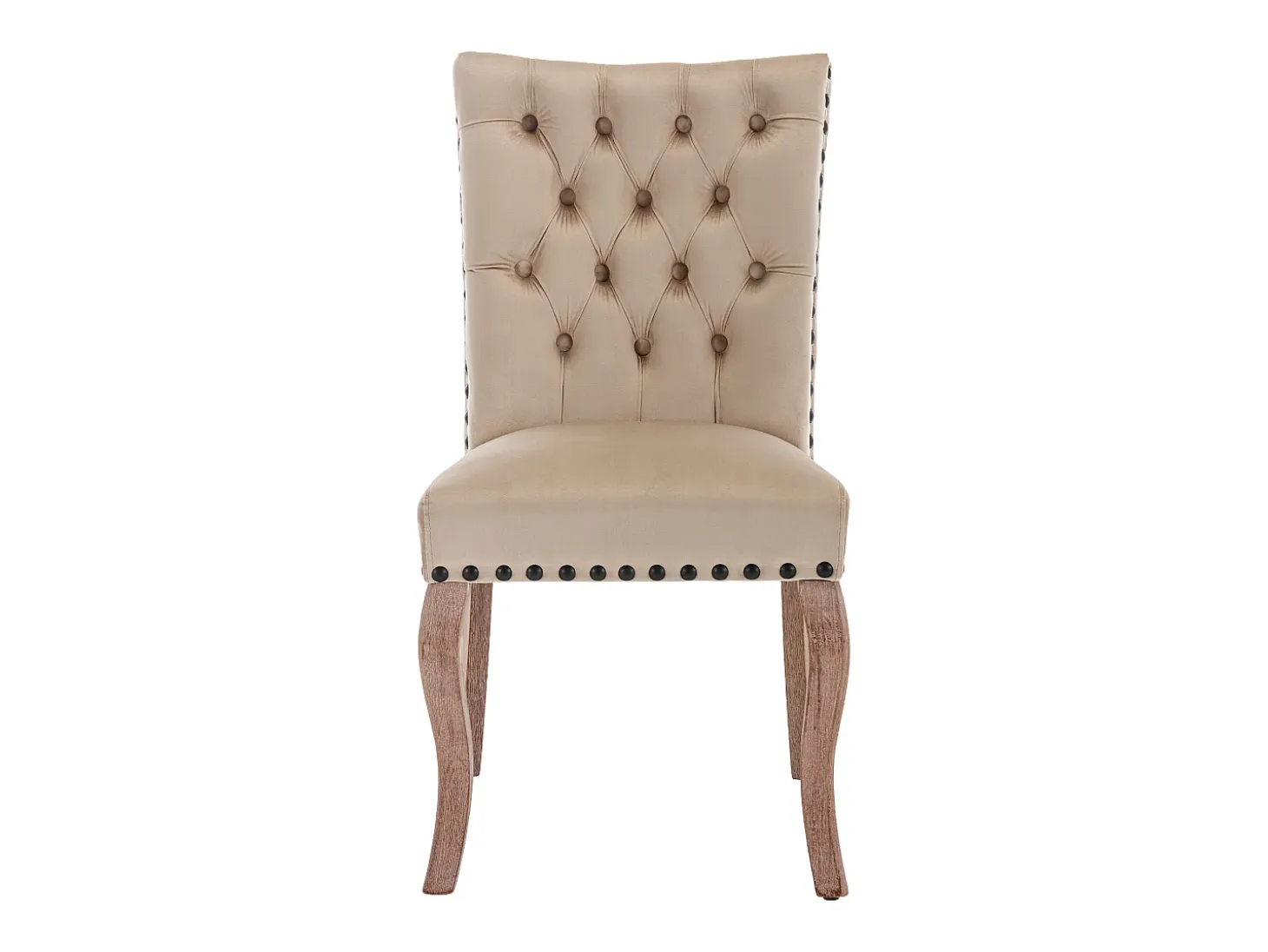 Juego de 2 sillas de terciopelo camel claro con patas de madera curvadas y remaches negros.
