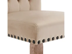 Juego de 2 sillas de terciopelo camel claro con patas de madera curvadas y remaches negros.