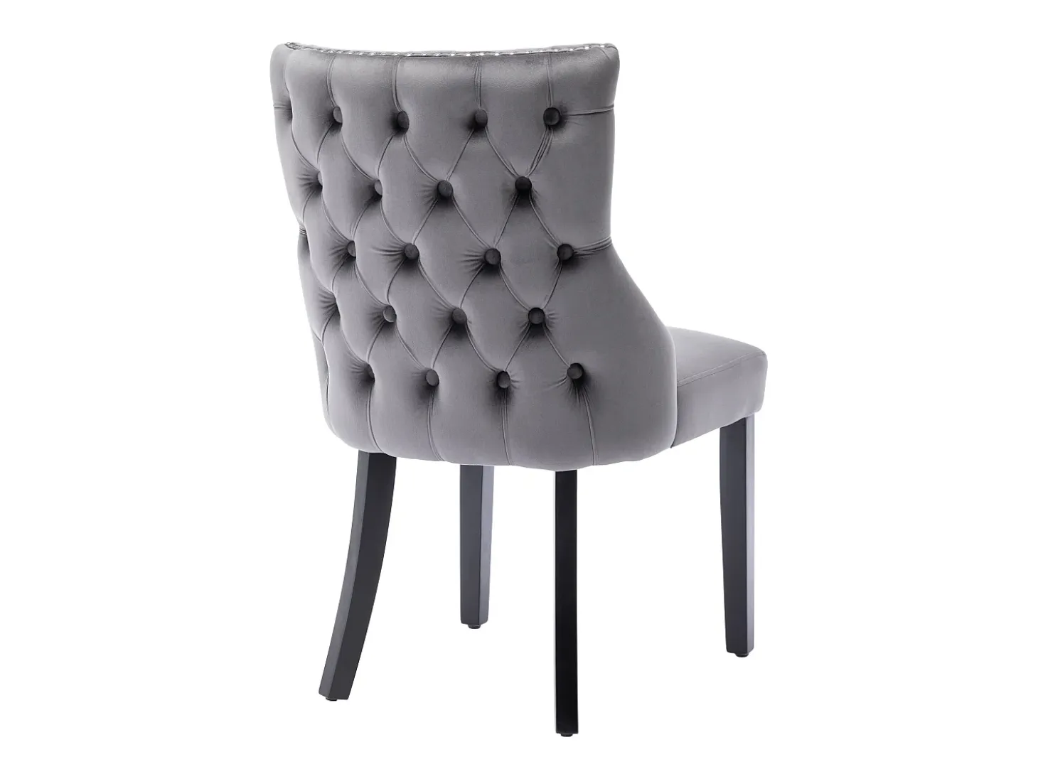 Juego de 2 sillas de terciopelo gris con patas de madera gris, botones decorativos y remaches plateados.