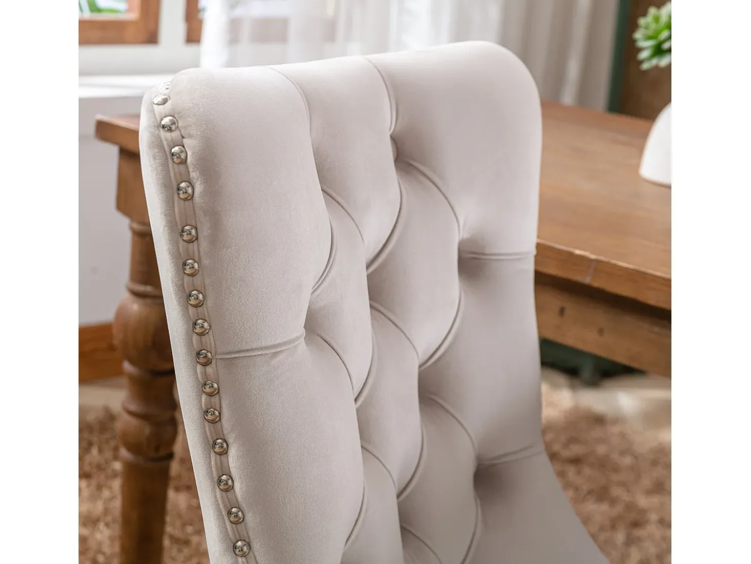 Juego de 2 sillas de terciopelo beige con capitoné y ribete tachonado, patas de madera