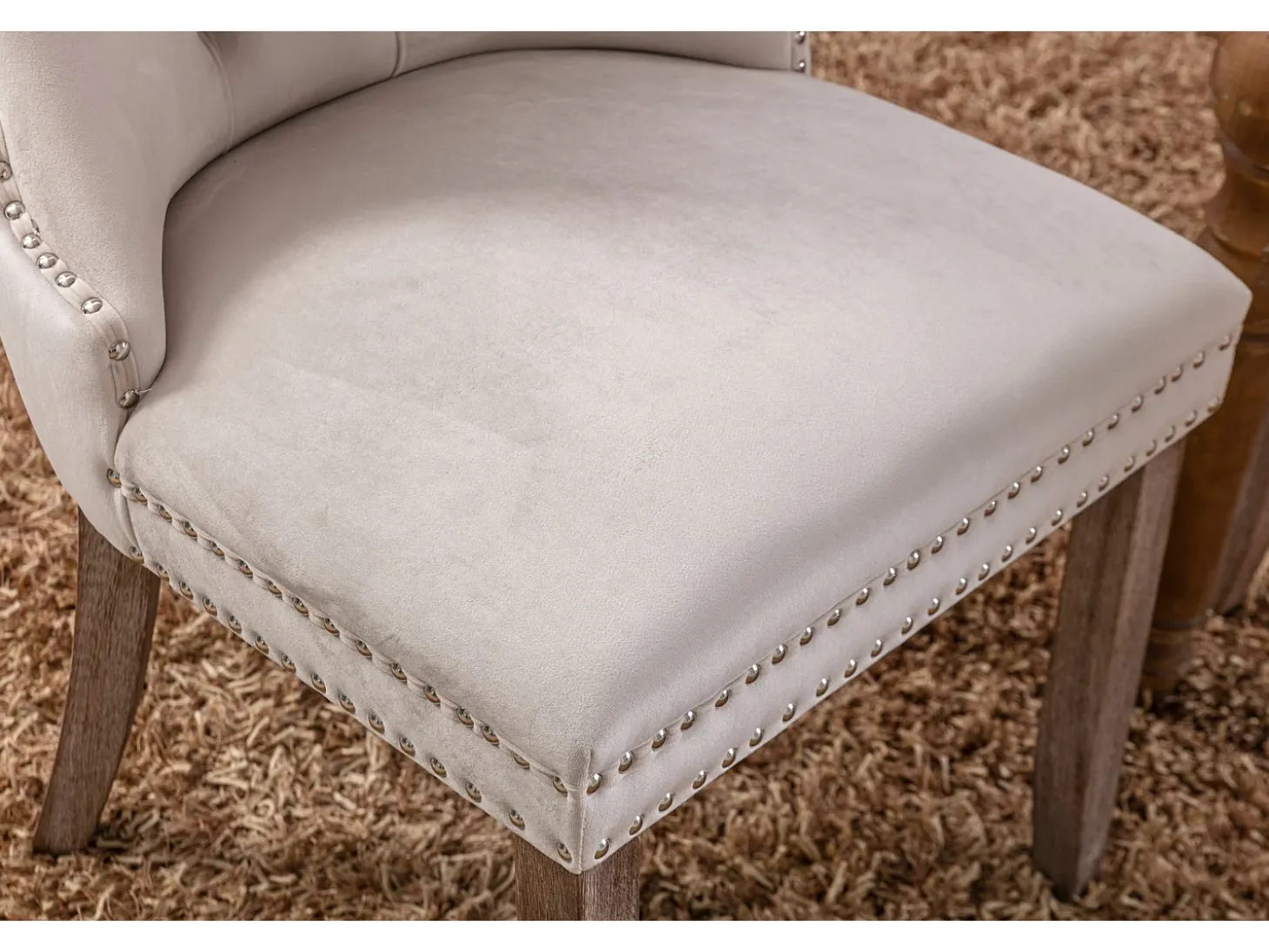 Juego de 2 sillas de terciopelo beige con capitoné y ribete tachonado, patas de madera