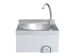 Lavabo de acero inoxidable con grifo y dispensador de jabón.
