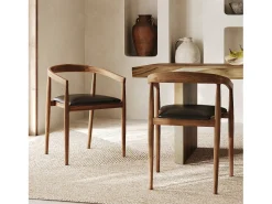 Lote de 2 sillas de madera de teca barnizada y asiento de cuero negro - Bali