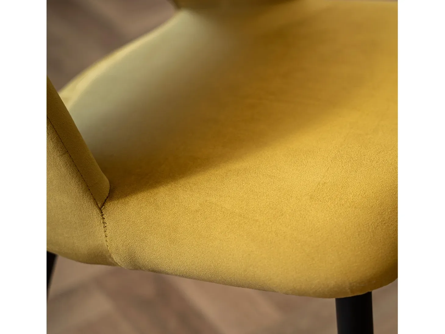 Lote de 2 sillas de terciopelo amarillo con patas de metal negro